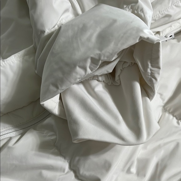 Lululemon Athletica White Puffer Jacket with Cropped Design - Picture 13 of 16